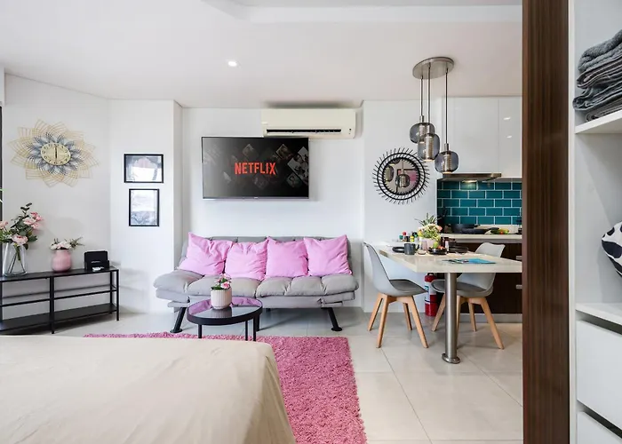 Chic Cozy At Tambuli Residences Ocean View By Dominik With Pool Access & Balcony In Mactan *